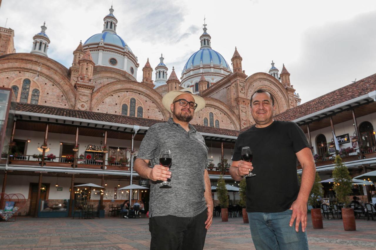 A gathering in the Seminario San Luis courtyard, with Cuenca Cathedral in the background.